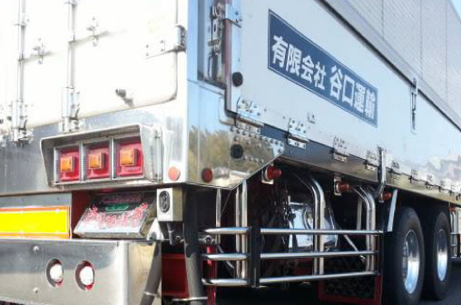 トラックの背面と側面